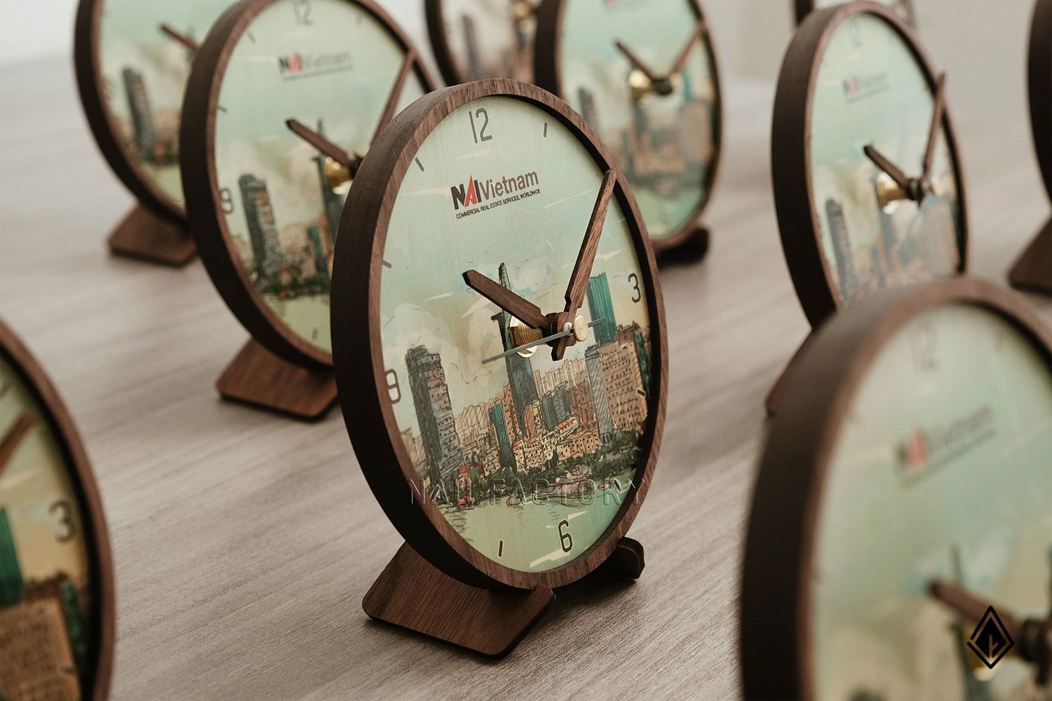 đồng hồ gỗ để bàn