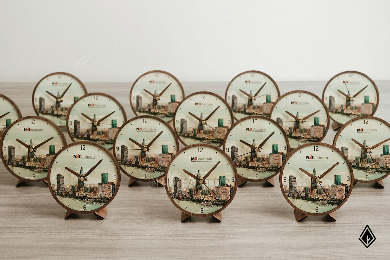 đồng hồ gỗ để bàn