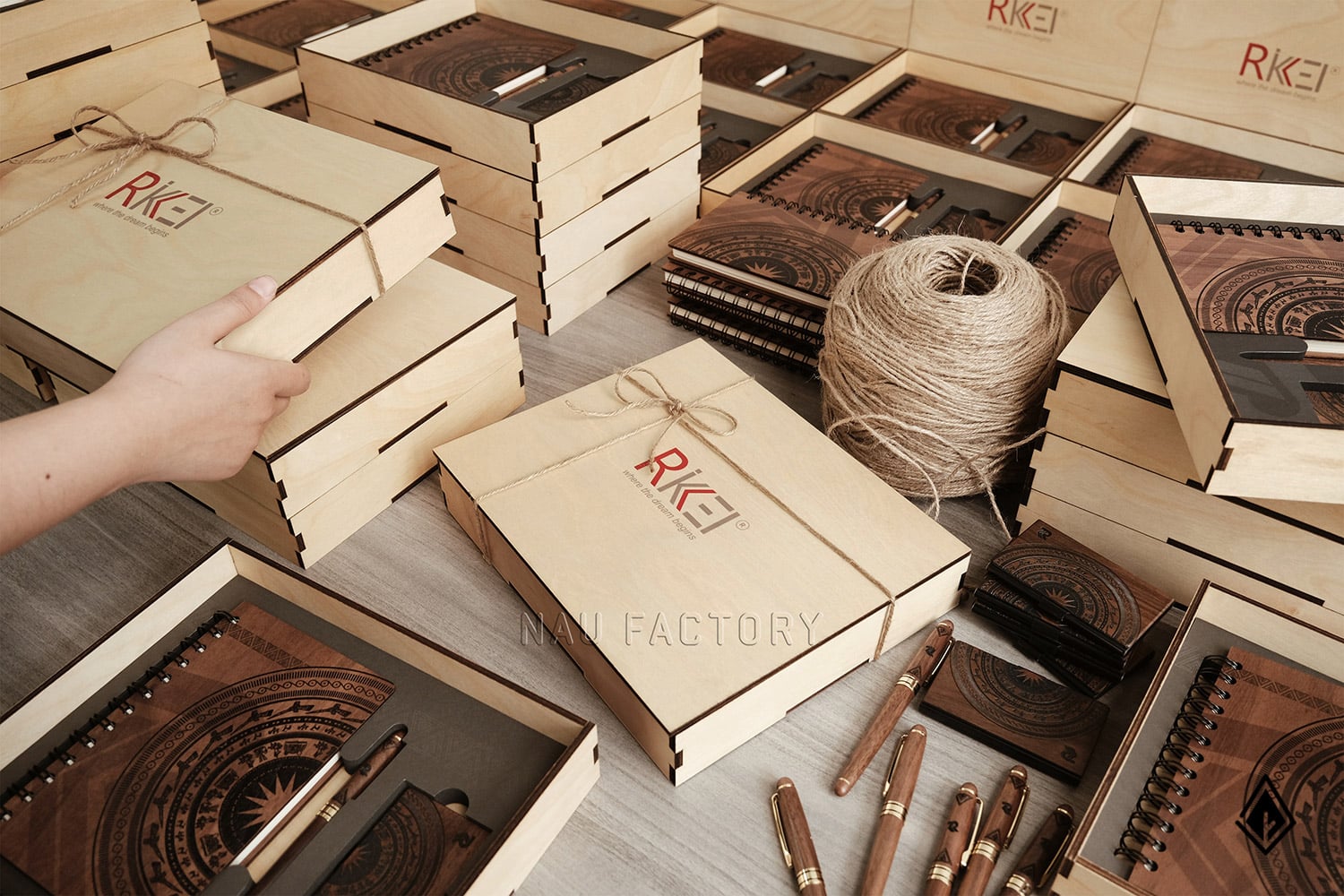 set sổ, bút và hộp namecard gỗ