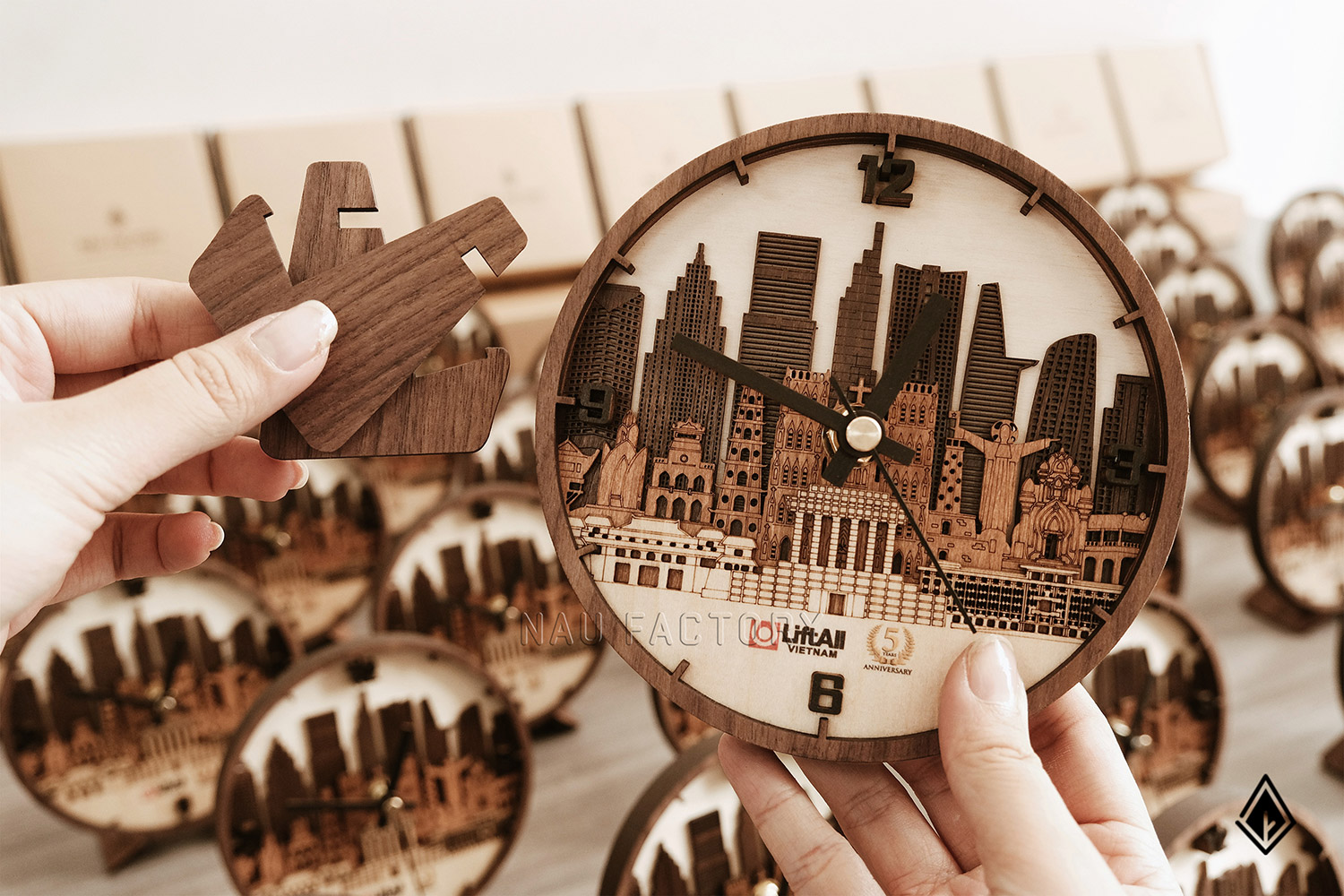 đồng hồ gỗ skyline