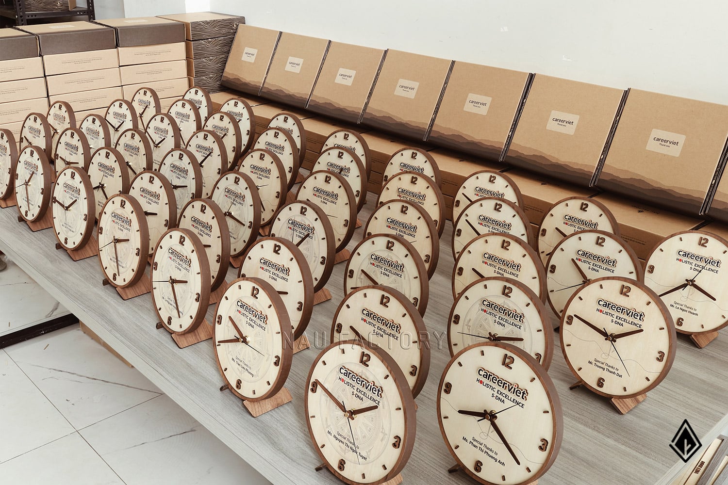 đồng hồ gỗ để bàn