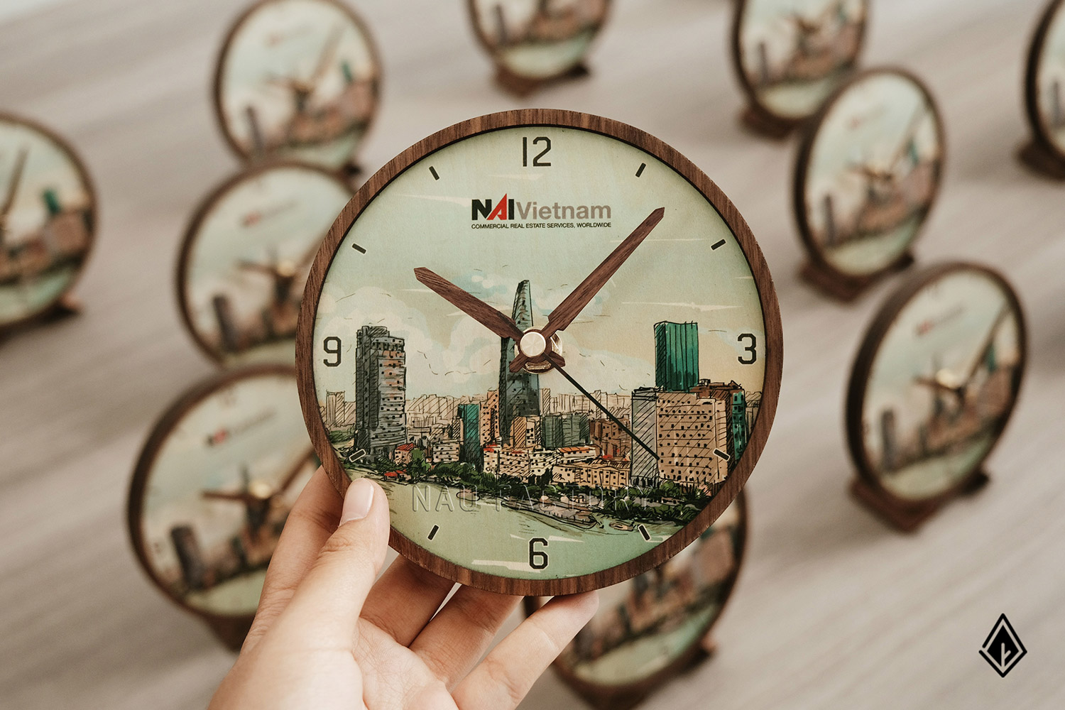 đồng hồ gỗ để bàn