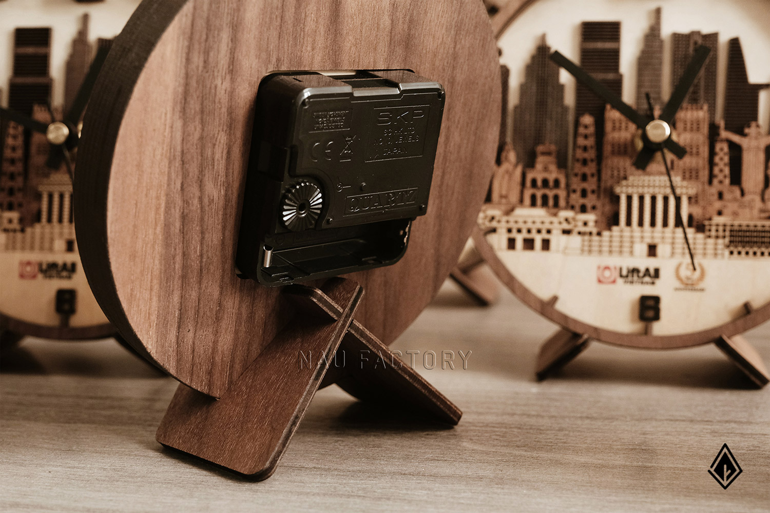 đồng hồ gỗ skyline