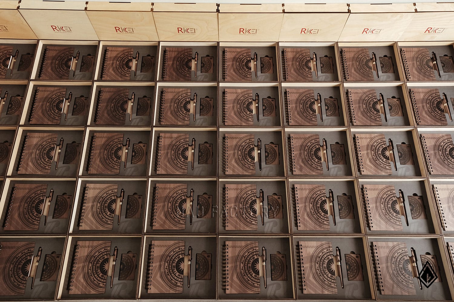 set sổ, bút và hộp namecard gỗ