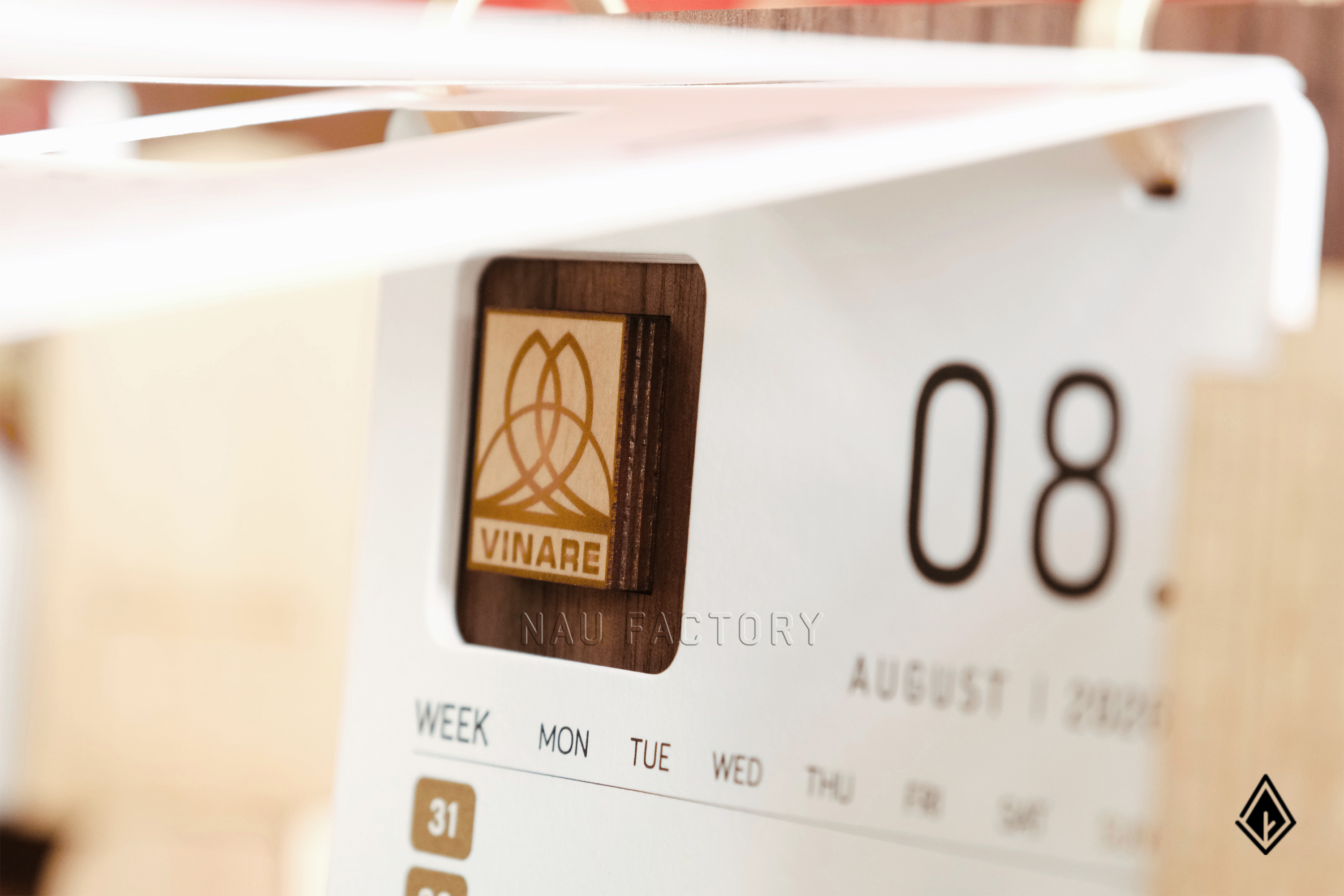 lịch gỗ khay bút