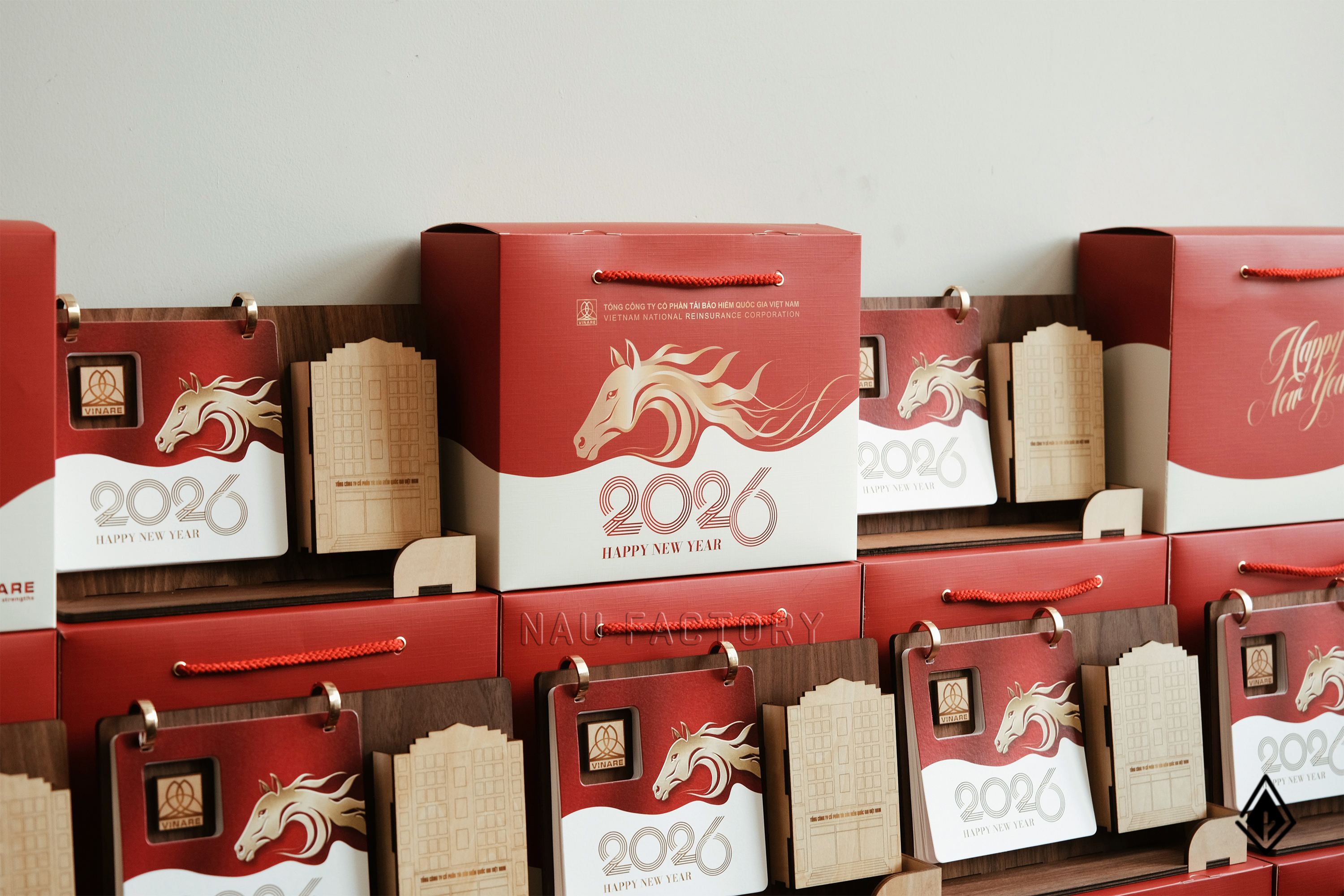 lịch gỗ khay bút