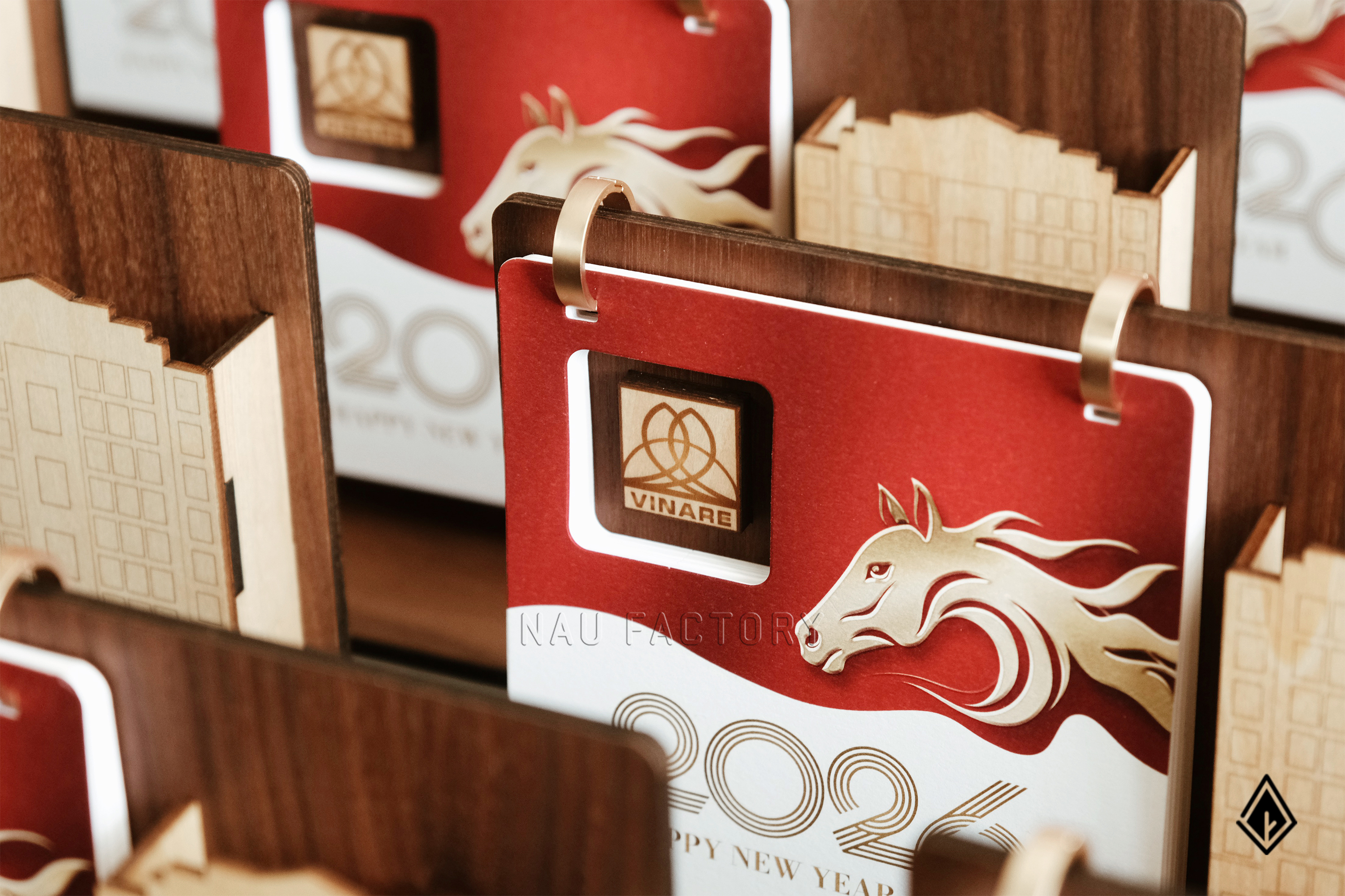 lịch gỗ khay bút