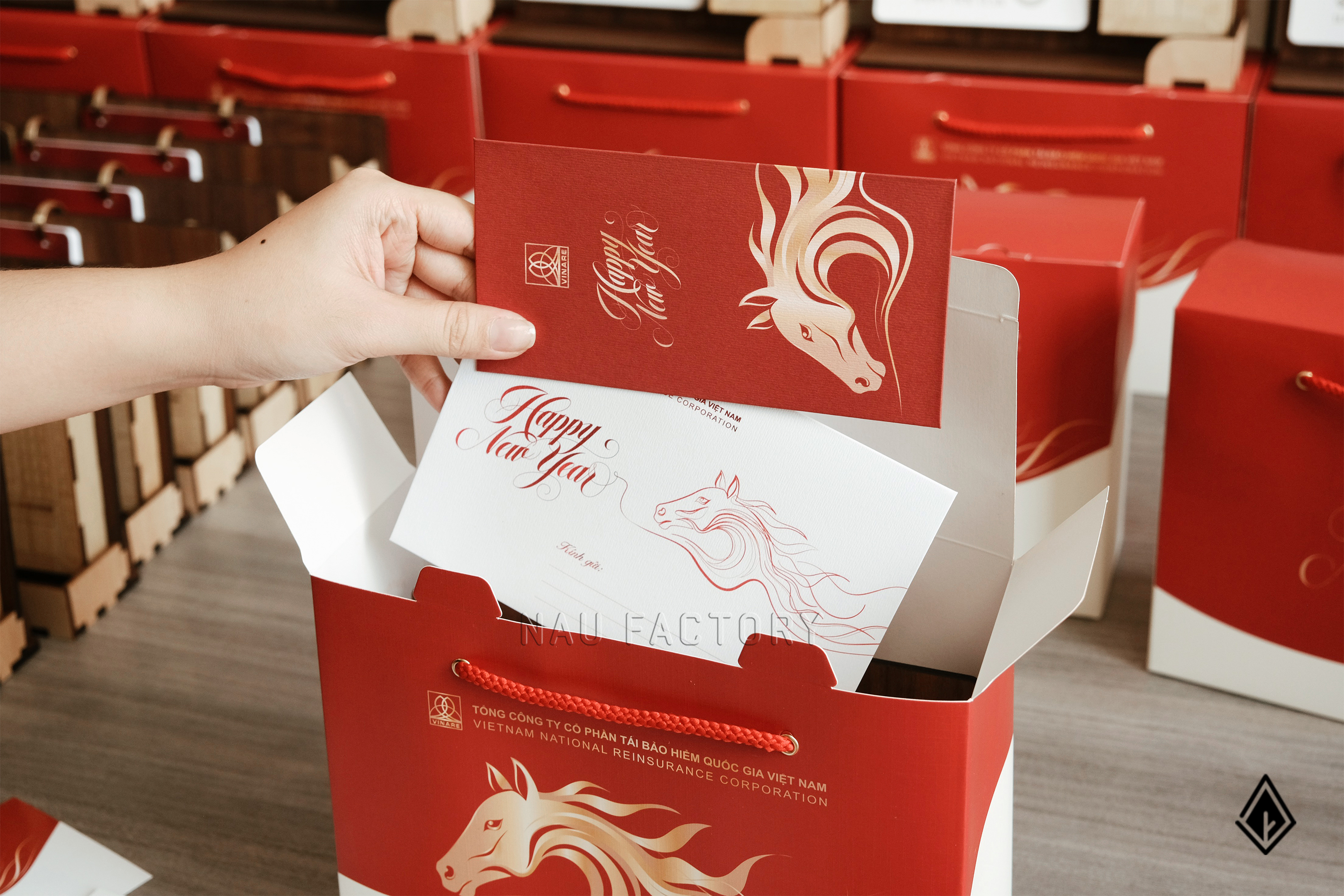 lịch gỗ khay bút