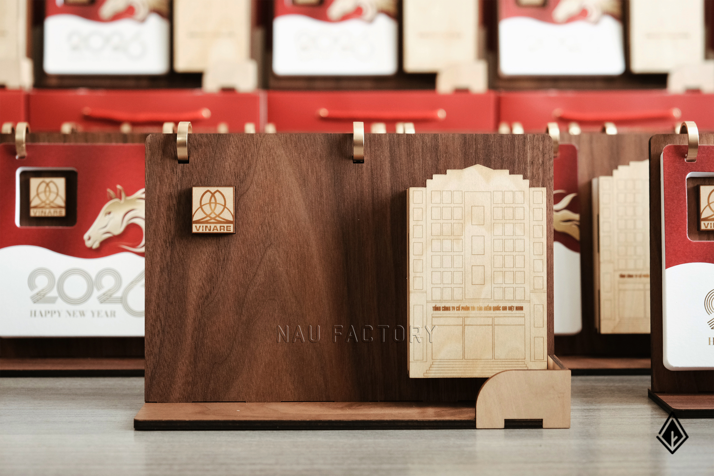 lịch gỗ khay bút