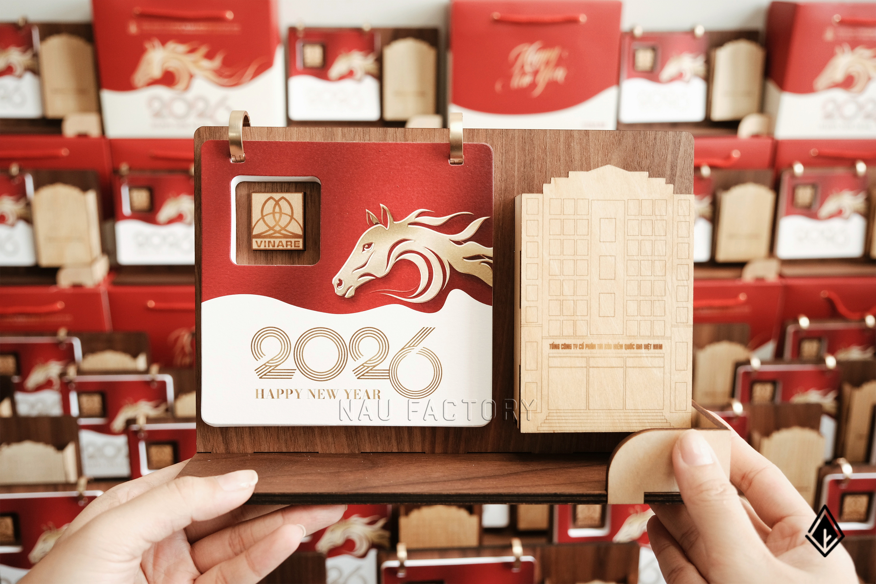 lịch gỗ khay bút