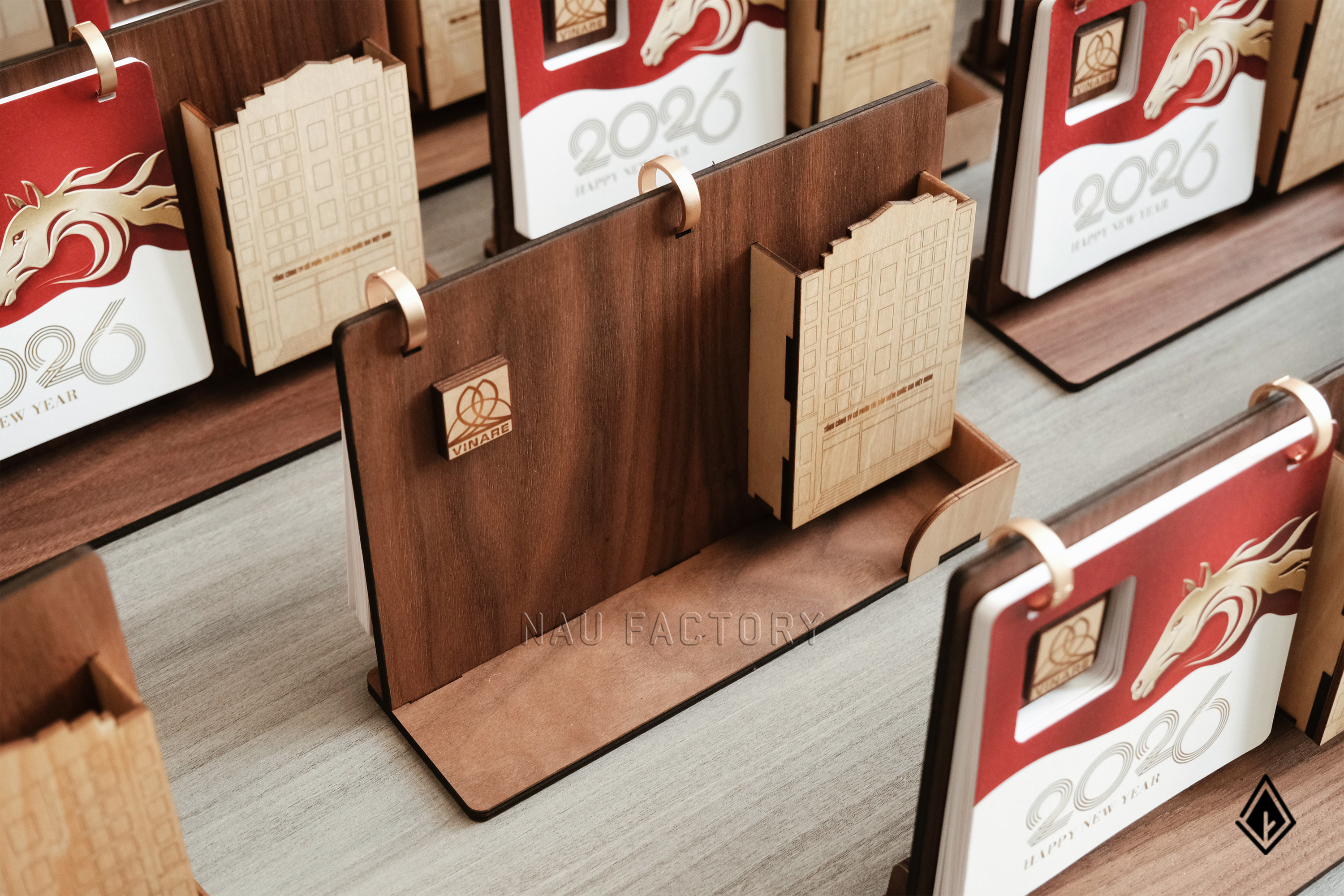 lịch gỗ khay bút