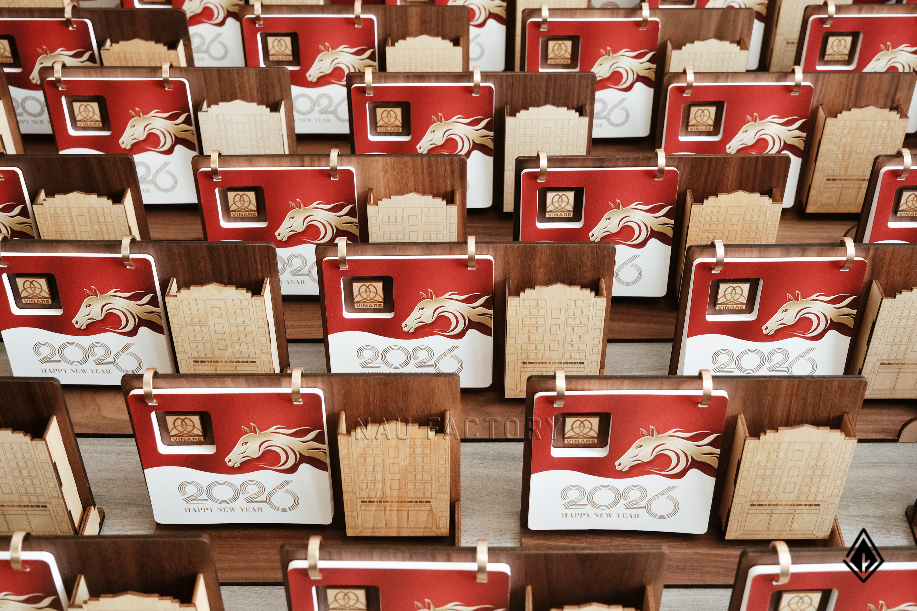 lịch gỗ khay bút