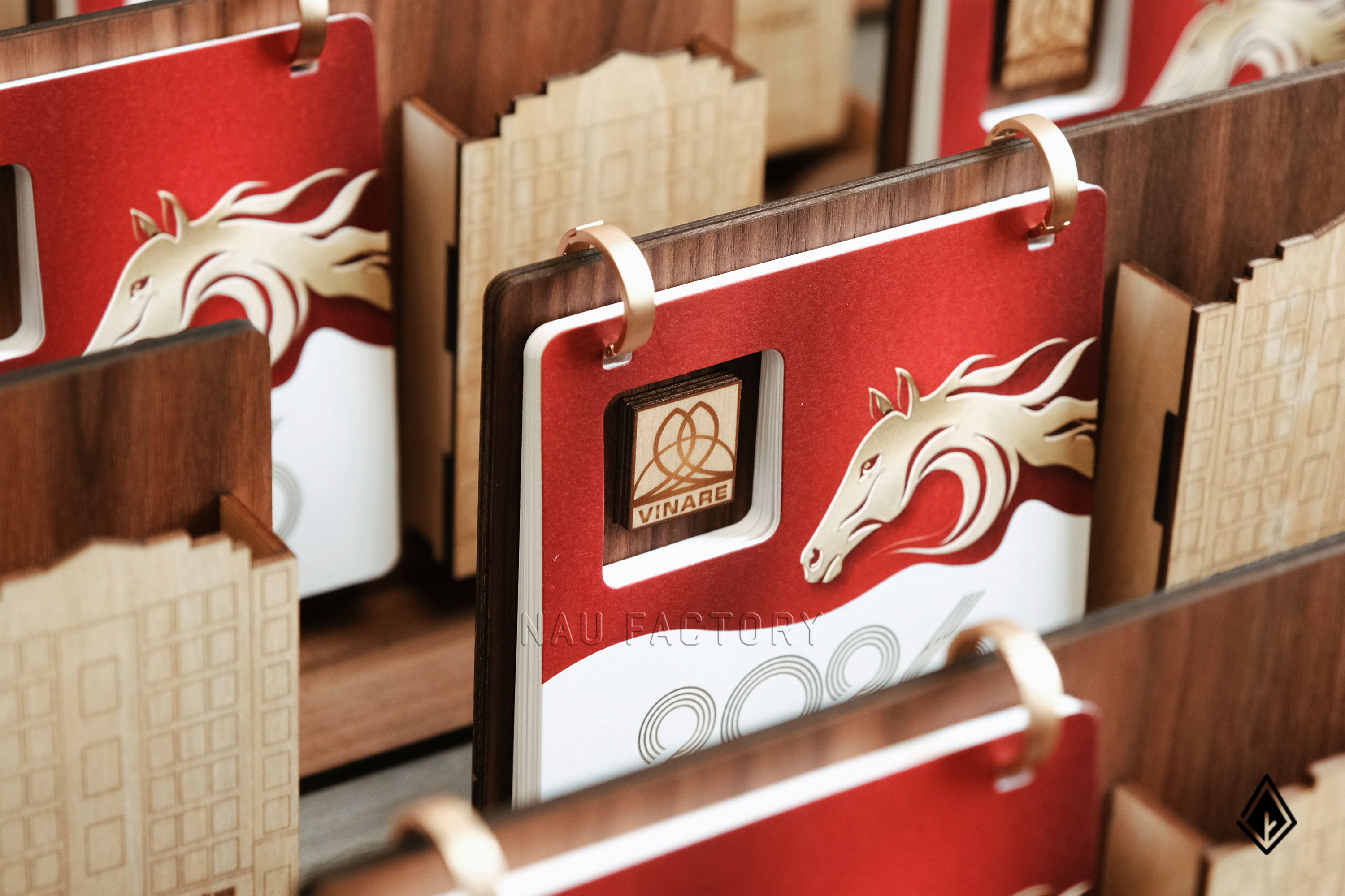 lịch gỗ khay bút