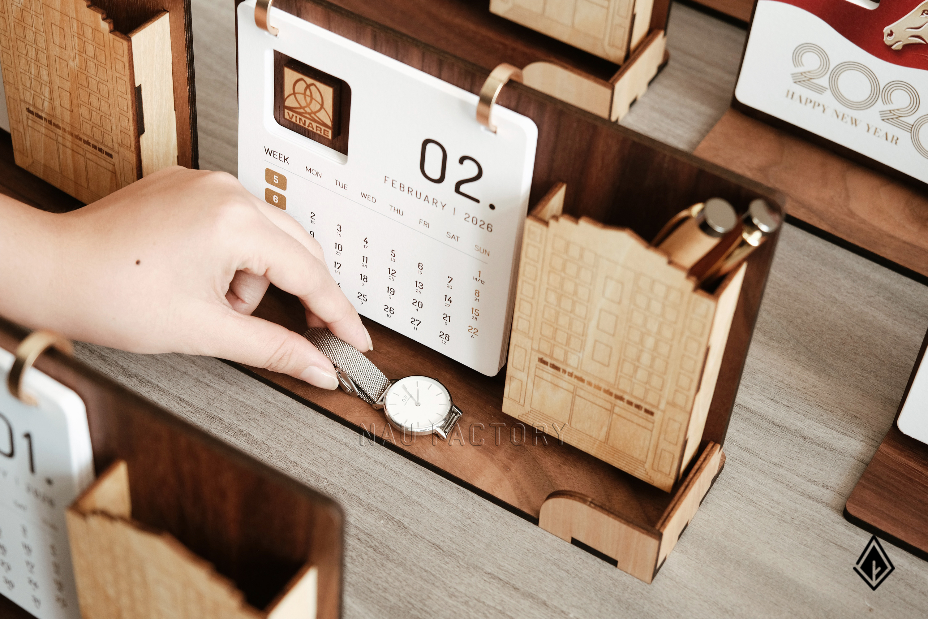 lịch gỗ khay bút