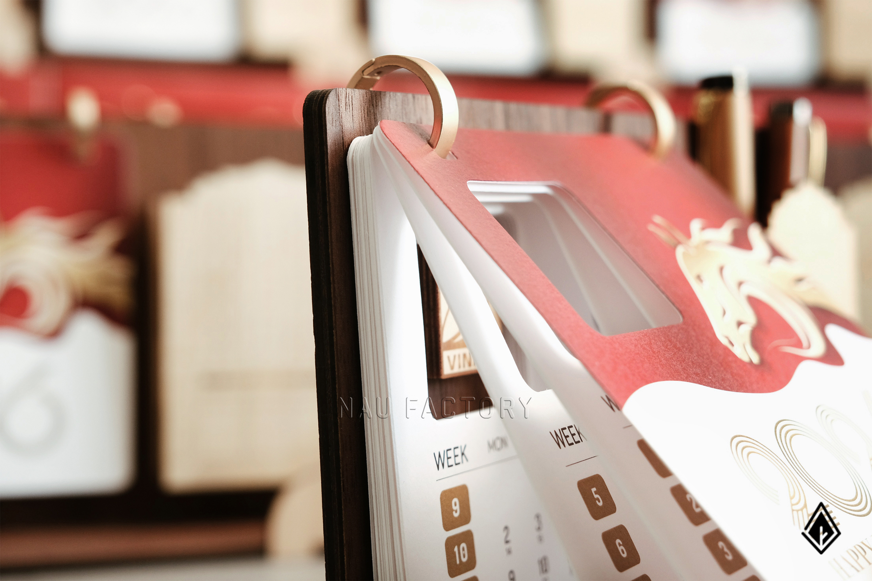 lịch gỗ khay bút