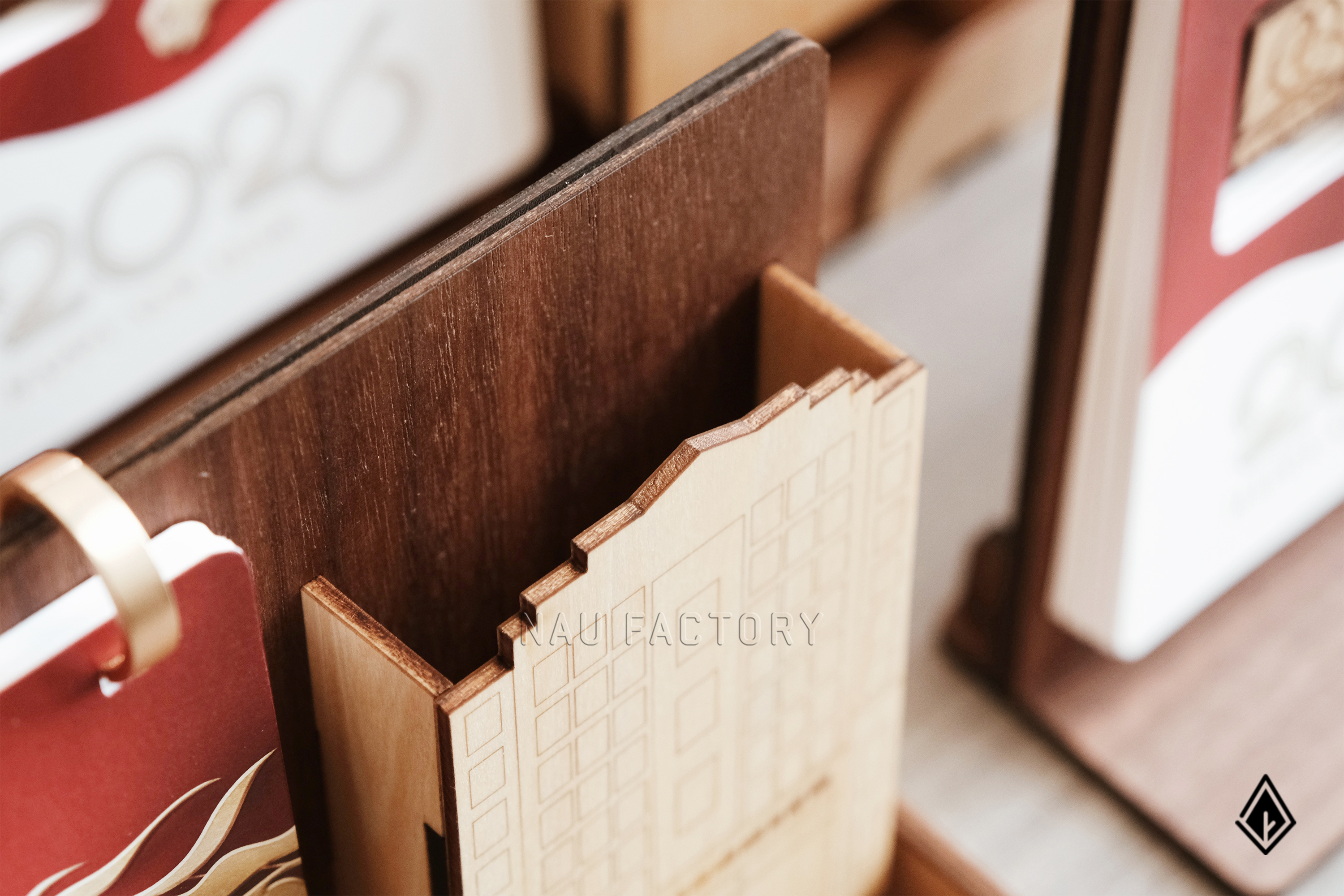 lịch gỗ khay bút