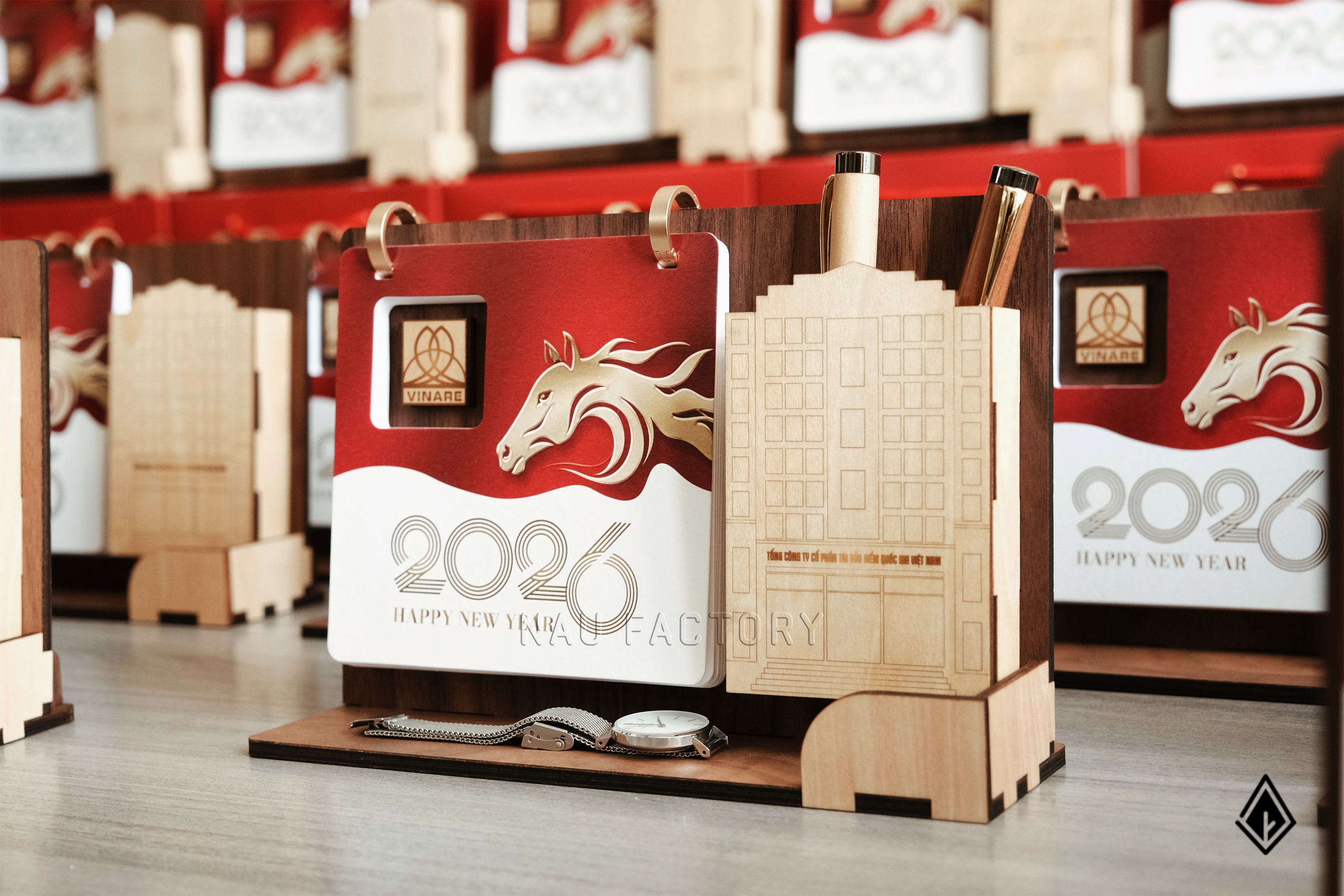 lịch gỗ khay bút