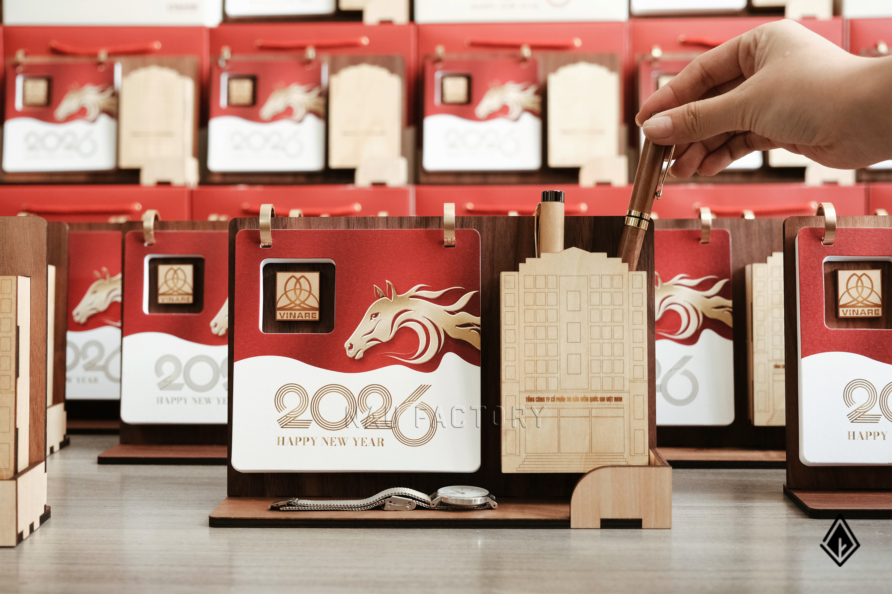 lịch gỗ khay bút