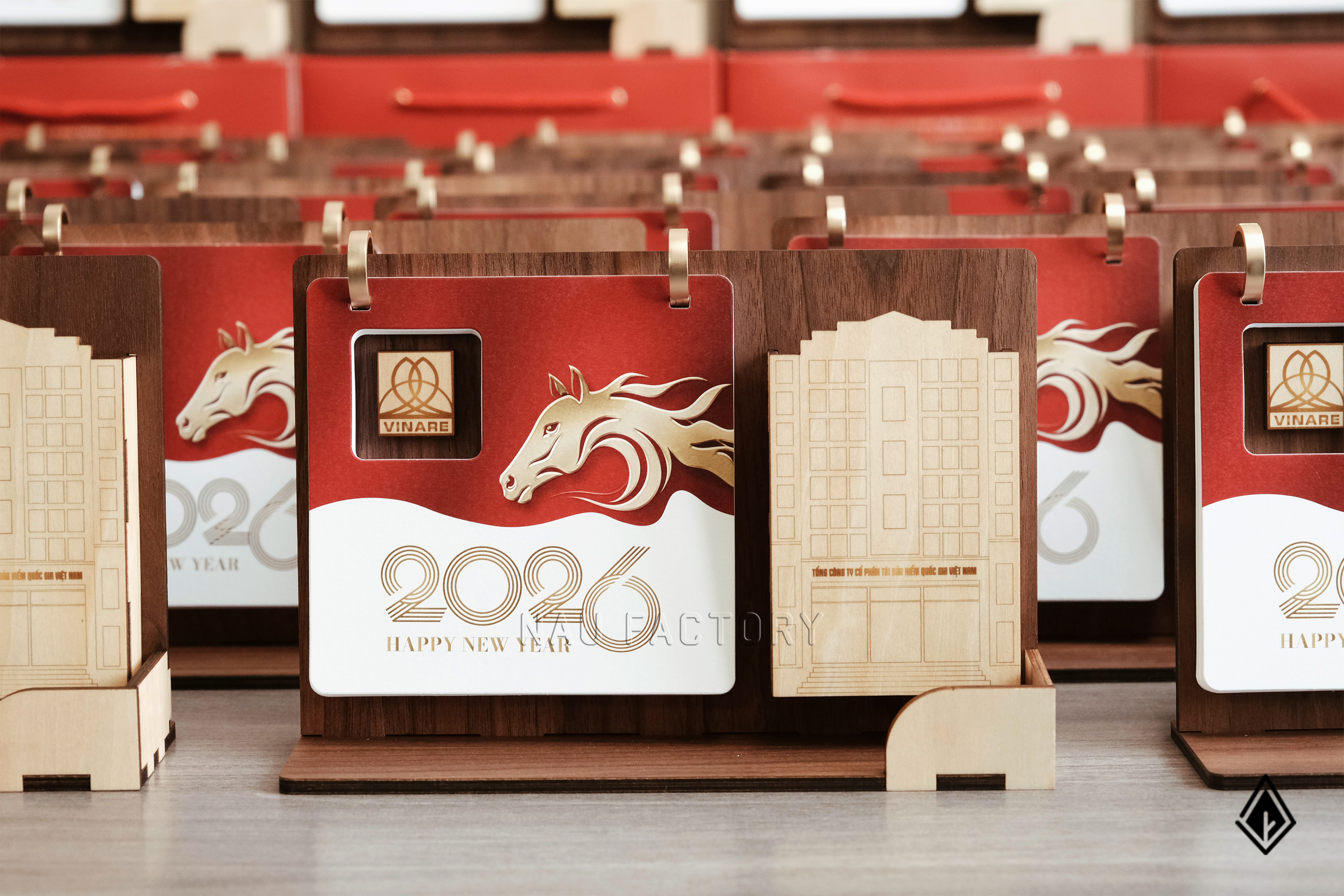 lịch gỗ khay bút