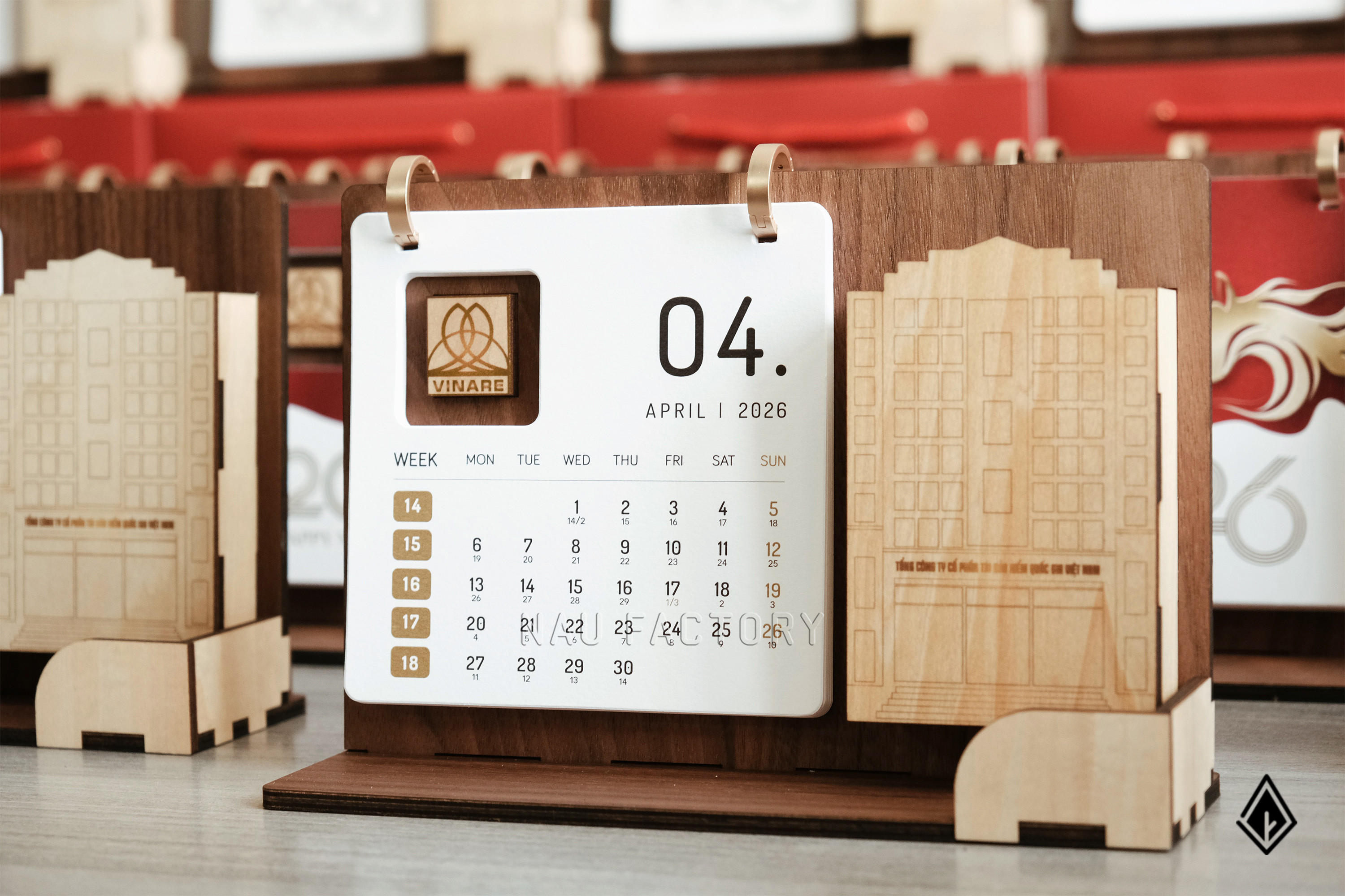 lịch gỗ khay bút