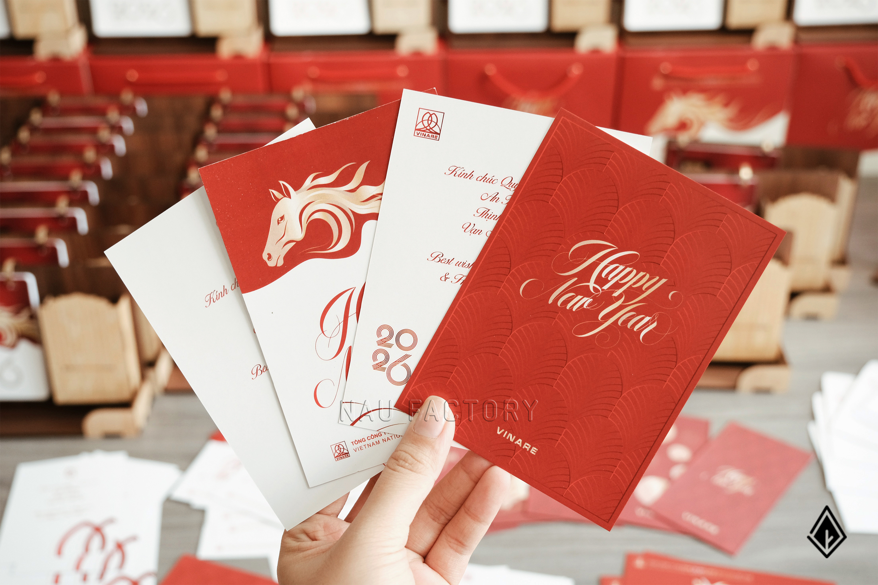 lịch gỗ khay bút