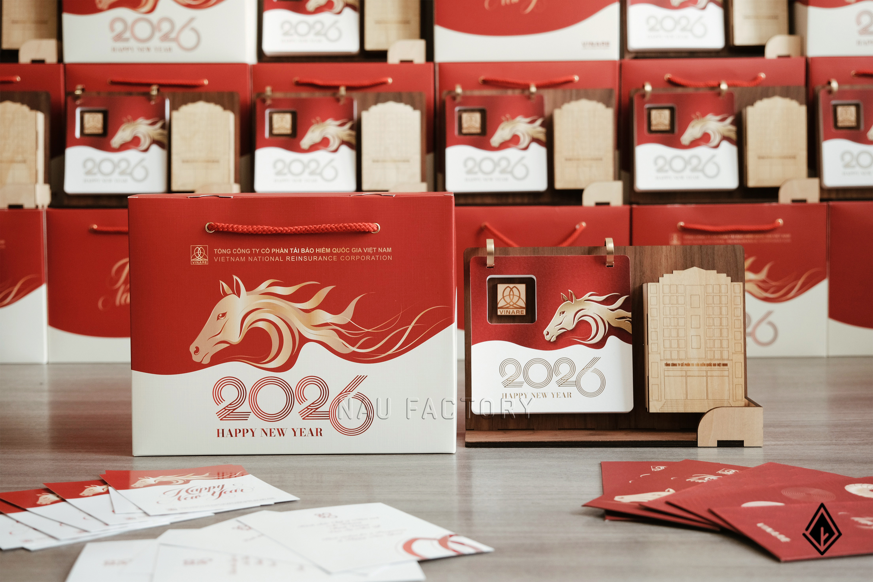 lịch gỗ khay bút