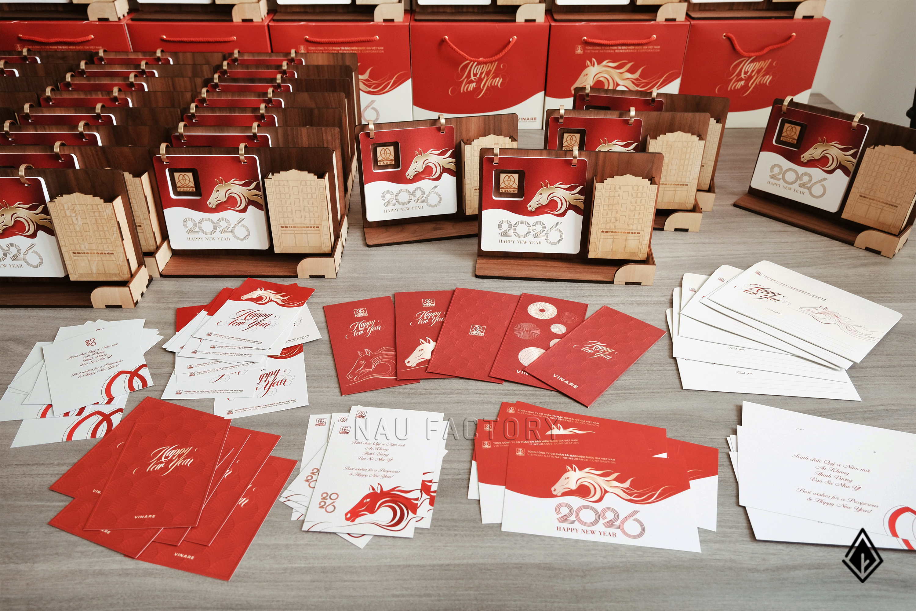 lịch gỗ khay bút