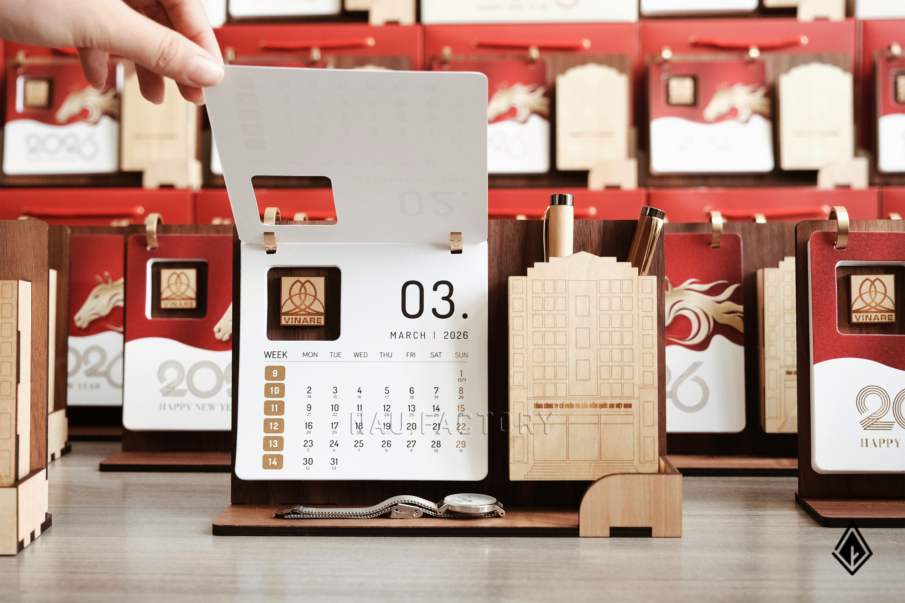 lịch gỗ khay bút