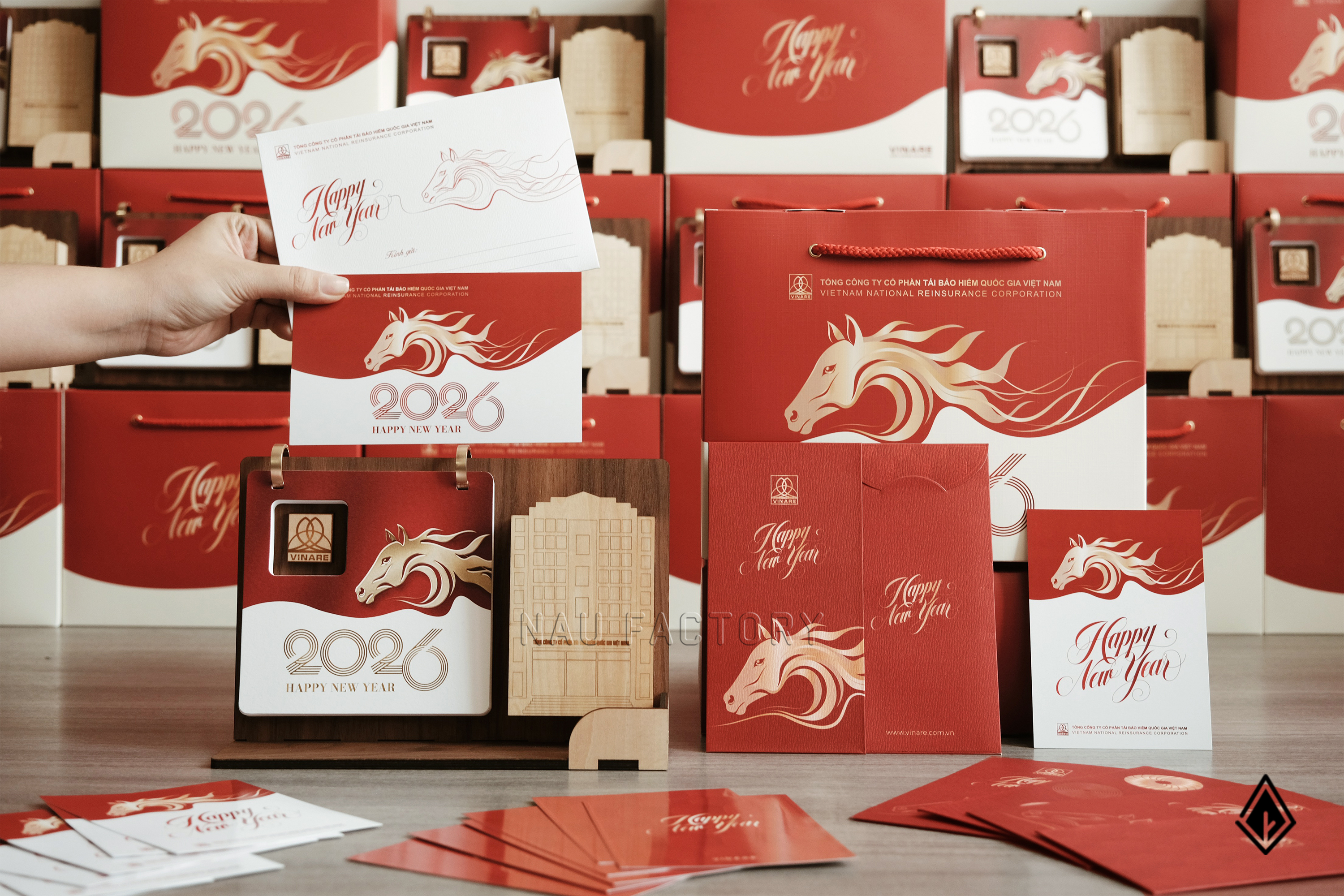 lịch gỗ khay bút