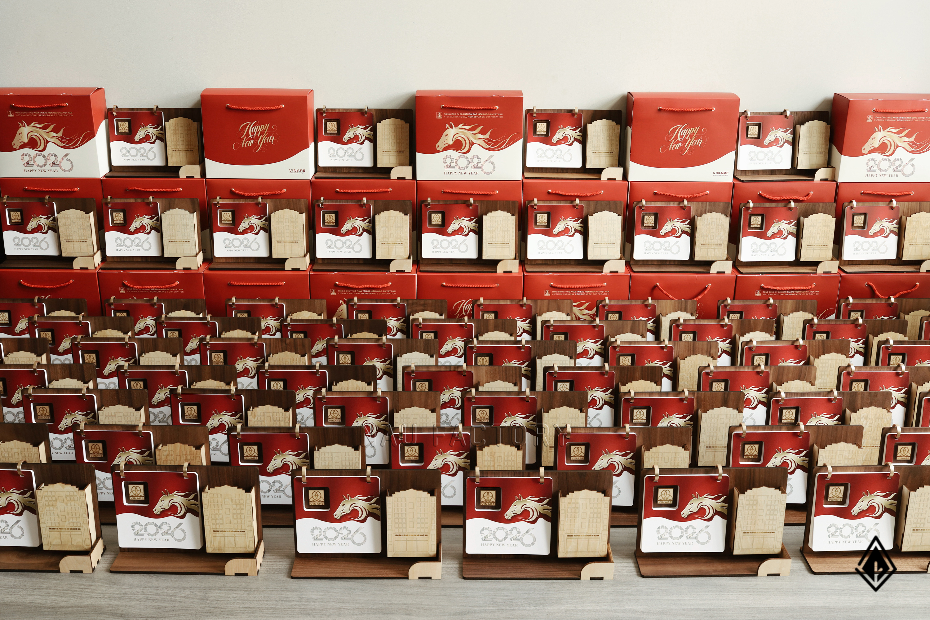 lịch gỗ khay bút