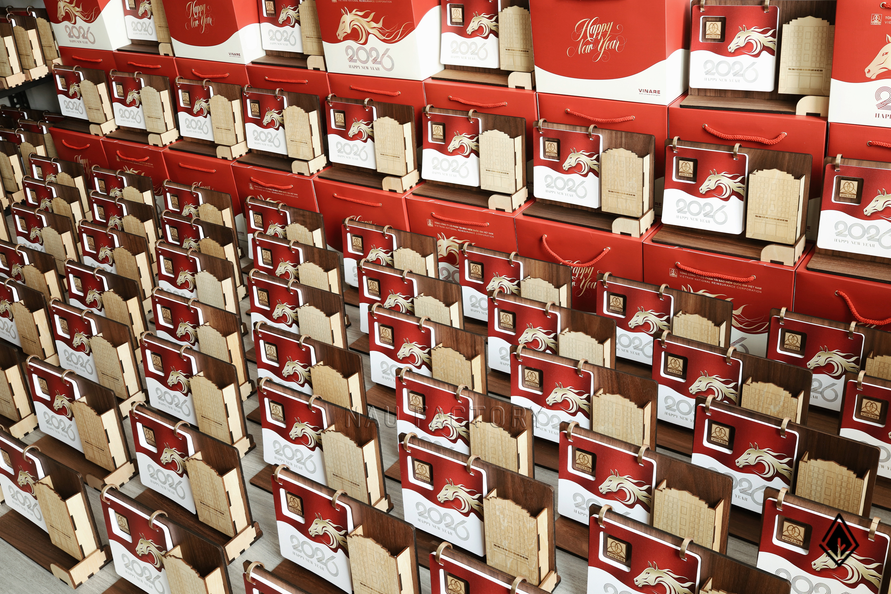 lịch gỗ khay bút