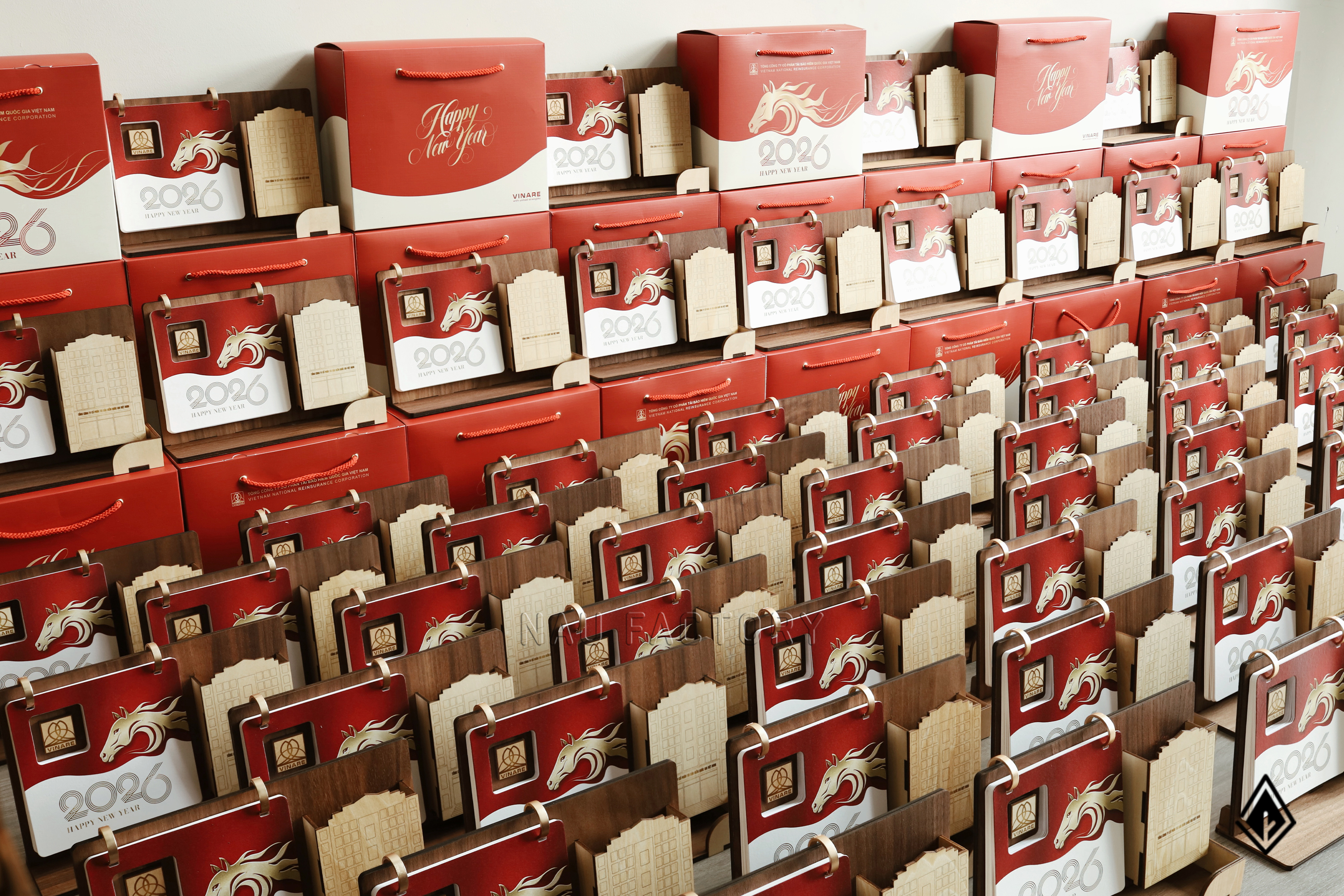 lịch gỗ khay bút