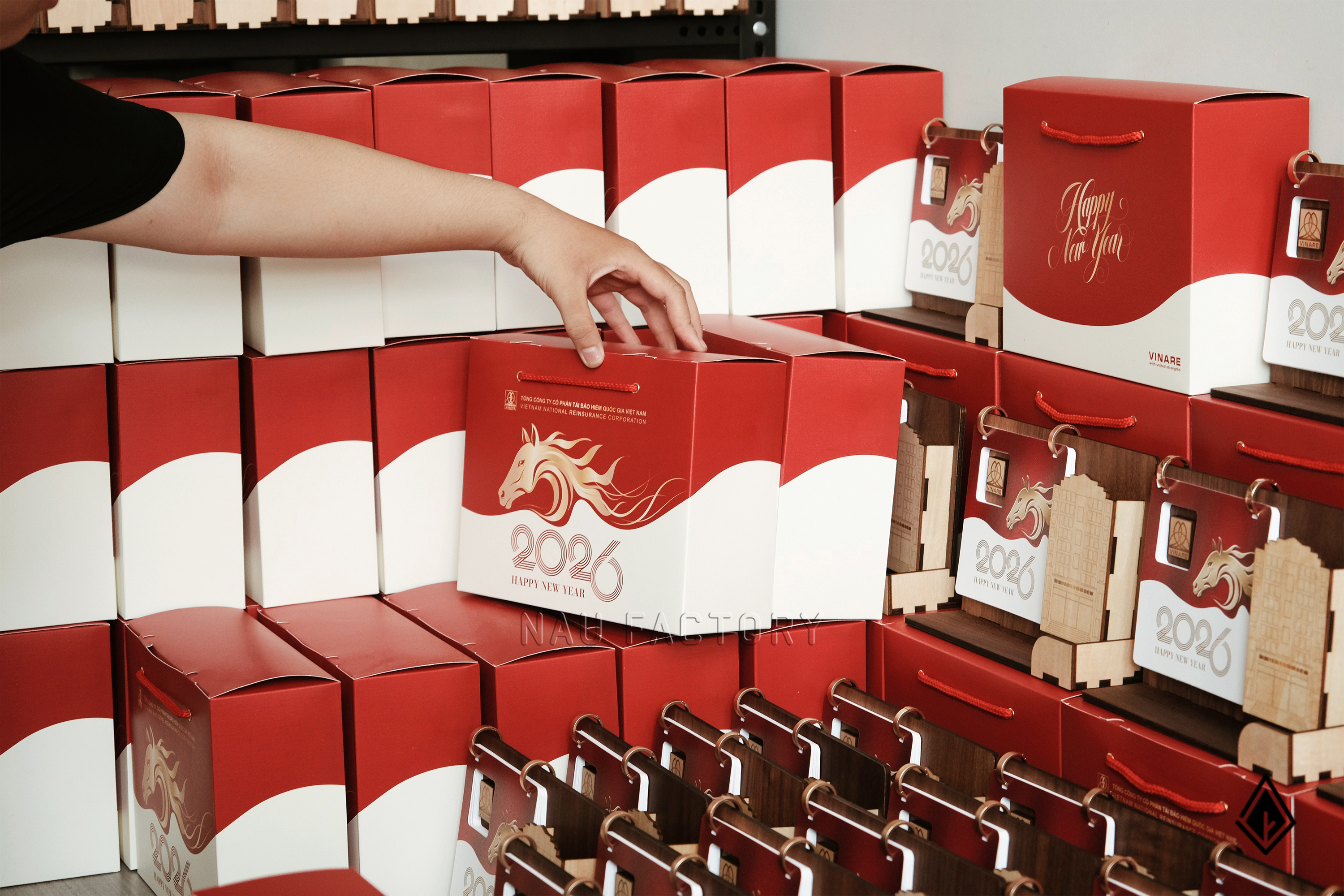 lịch gỗ khay bút