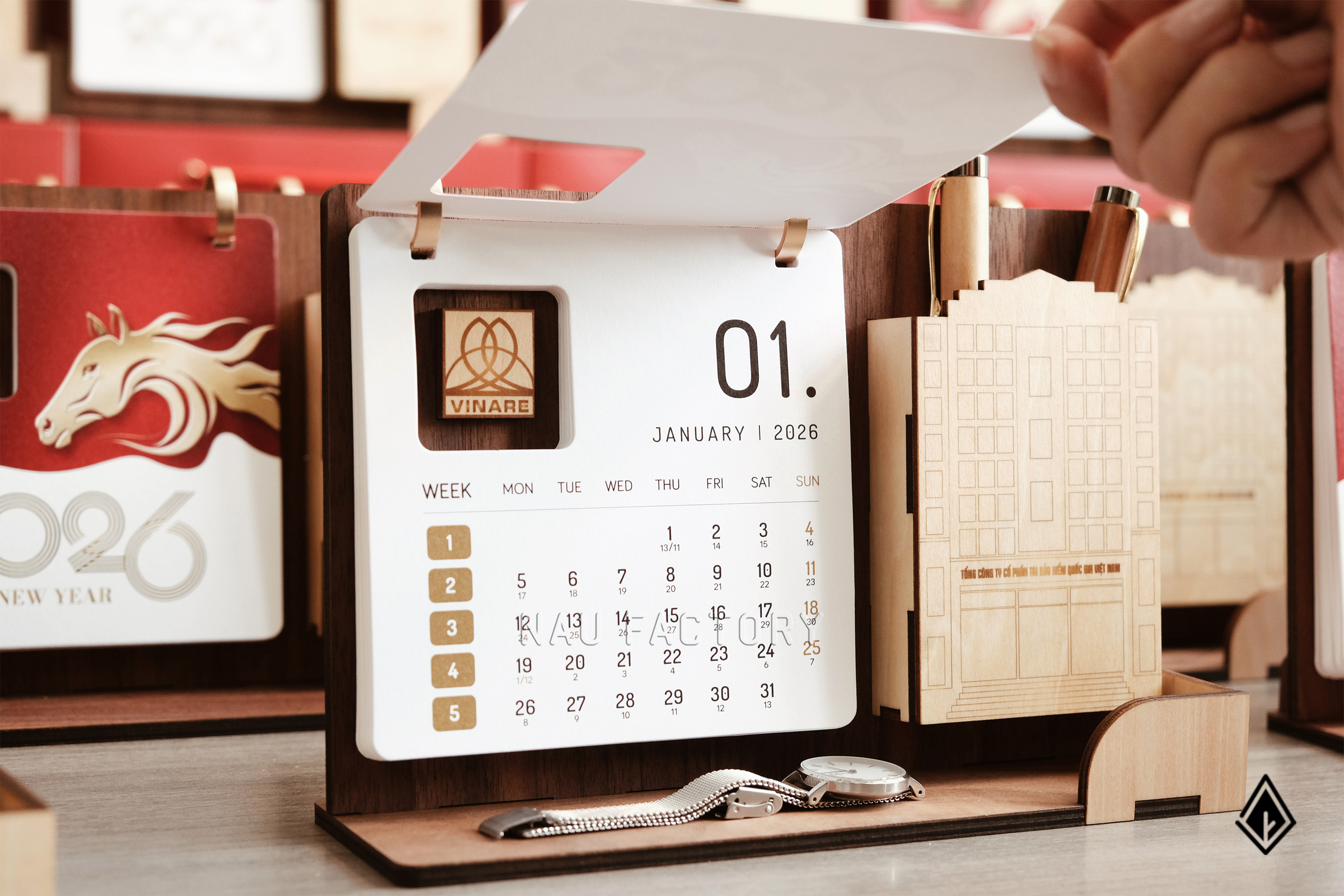 lịch gỗ khay bút