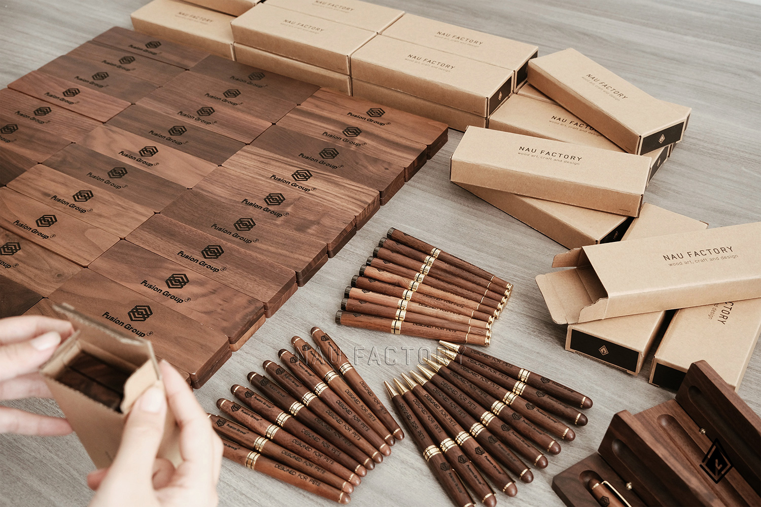Set bút và hộp bút gỗ