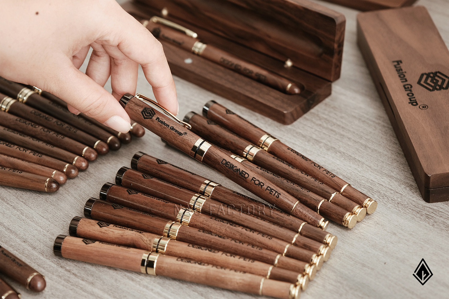Set bút và hộp bút gỗ