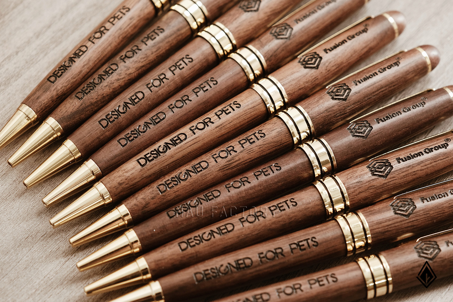 Set bút và hộp bút gỗ