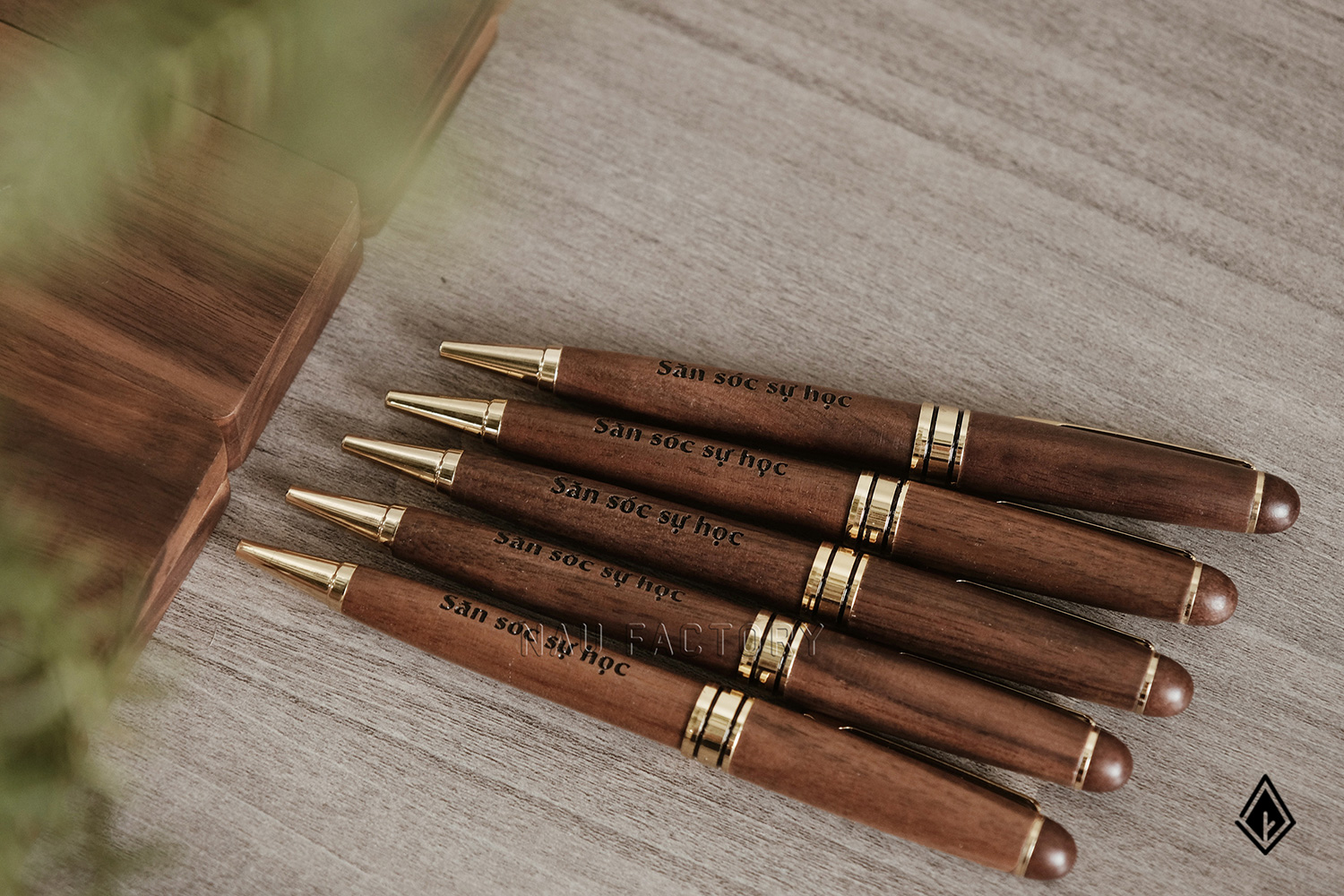 Set bút và hộp bút gỗ