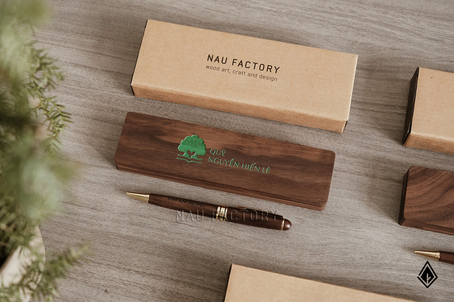 Set bút và hộp bút gỗ