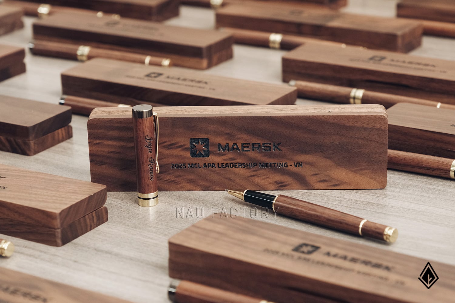 Set bút và hộp bút gỗ