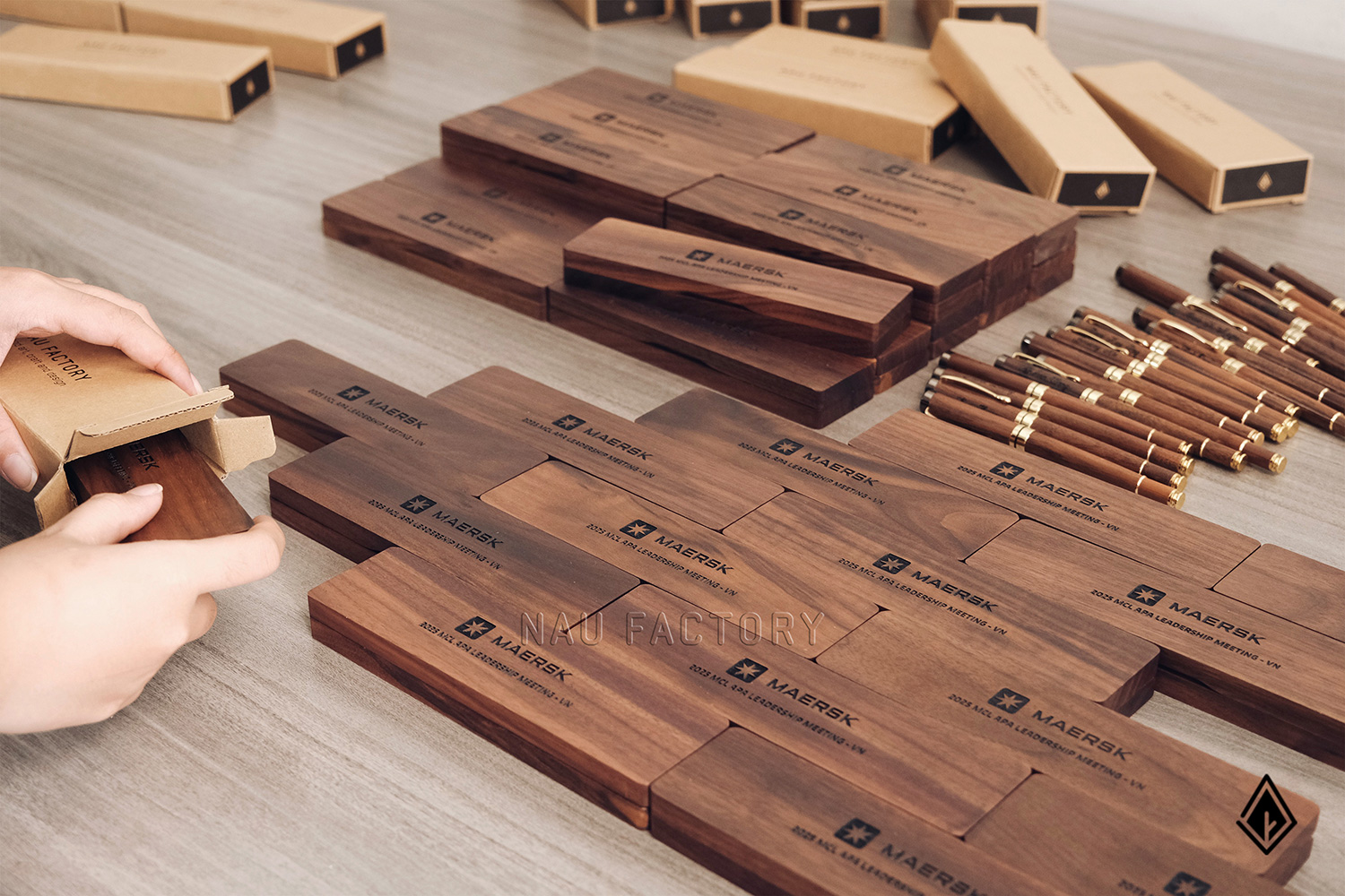 Set bút và hộp bút gỗ