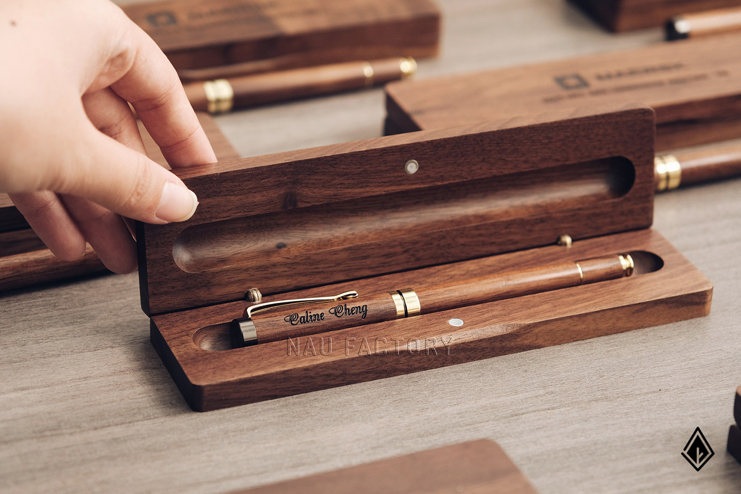 Set bút và hộp bút gỗ