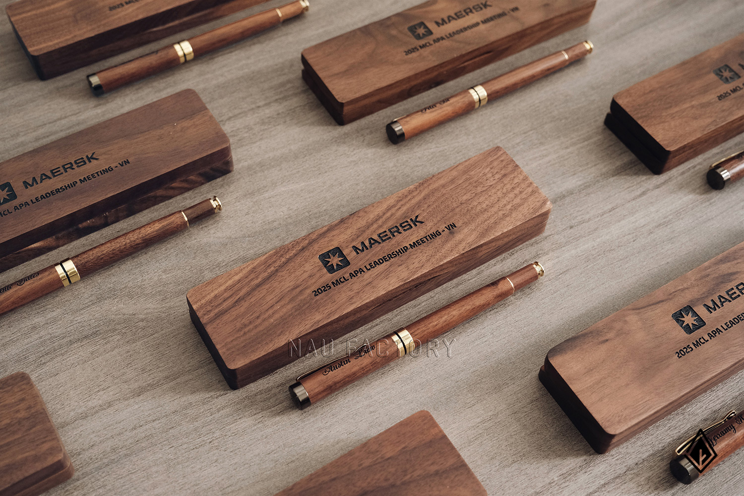 Set bút và hộp bút gỗ