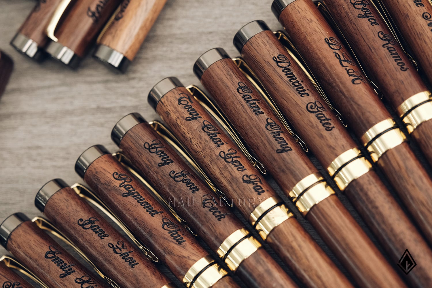 Set bút và hộp bút gỗ