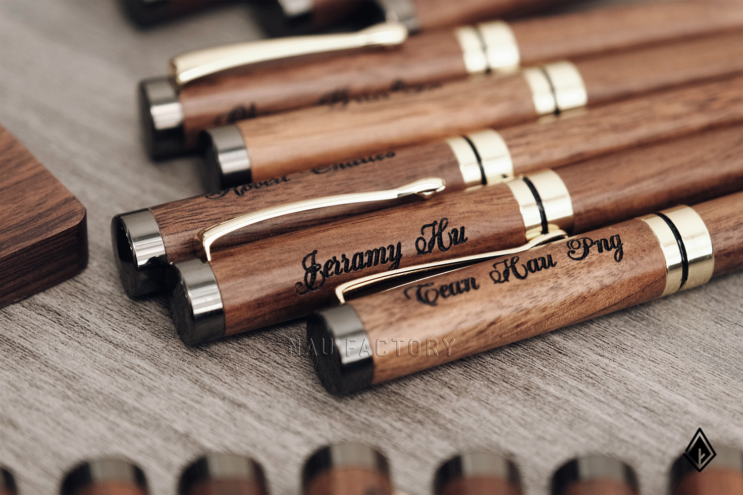 Set bút và hộp bút gỗ