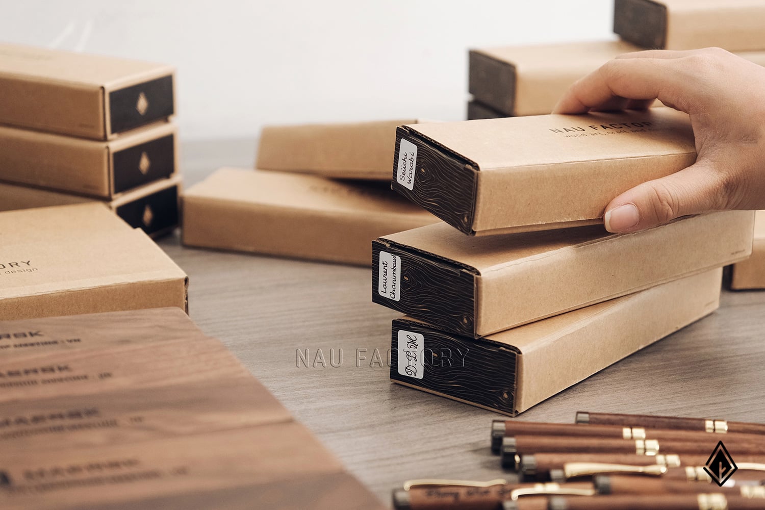 Set bút và hộp bút gỗ