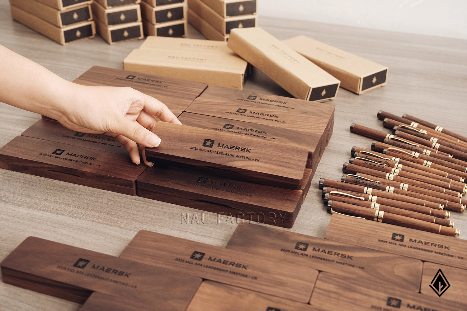 Set bút và hộp bút gỗ