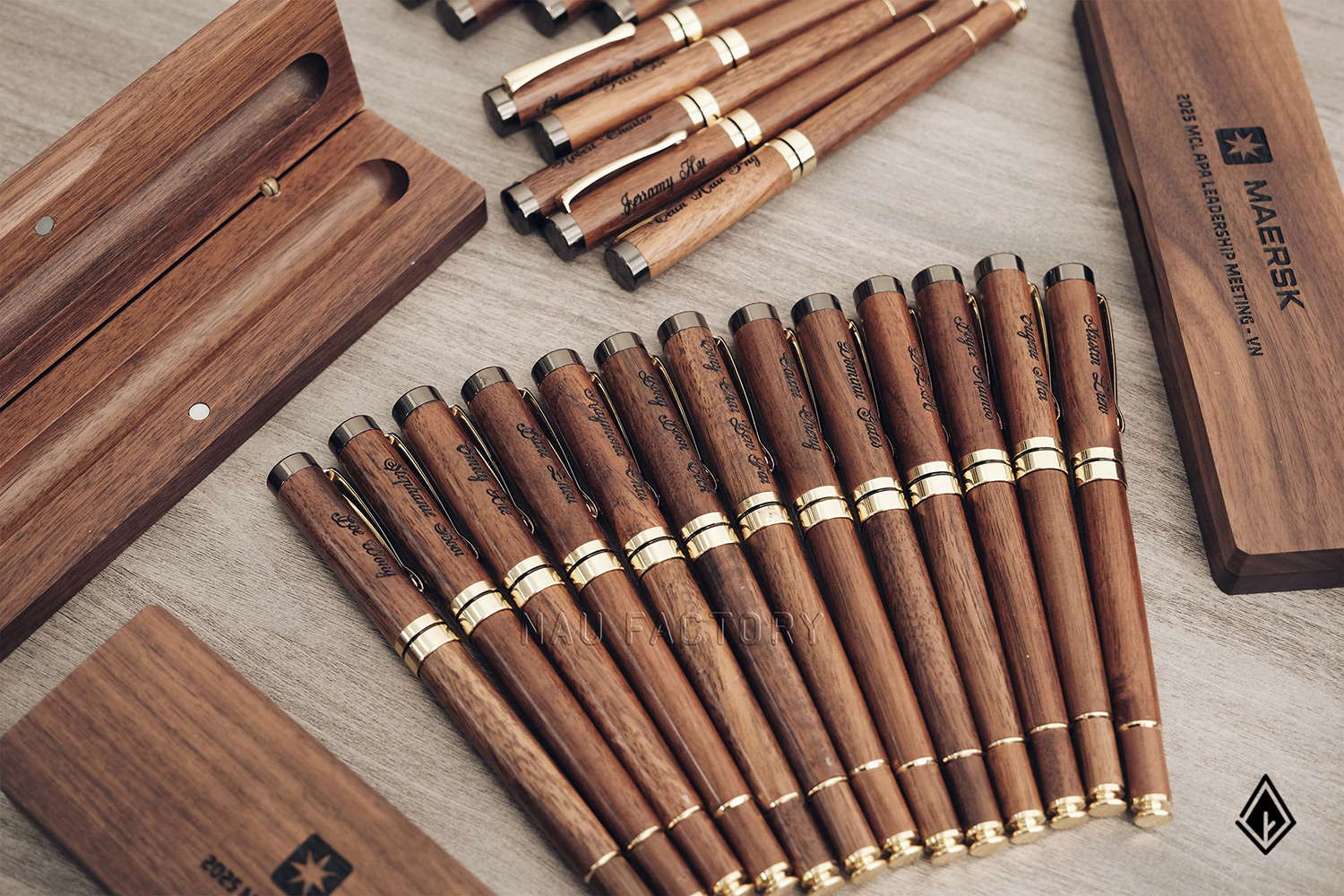 Set bút và hộp bút gỗ