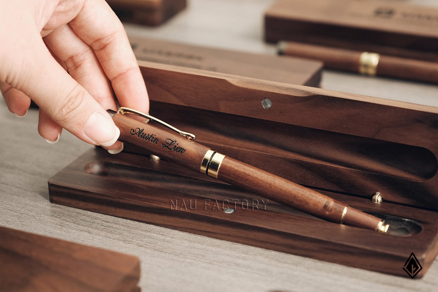 Set bút và hộp bút gỗ