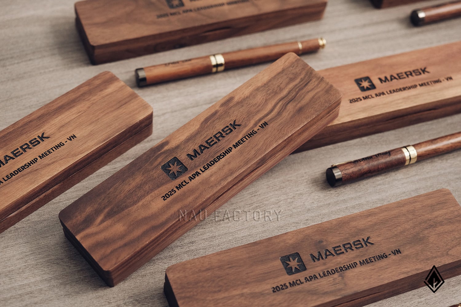 Set bút và hộp bút gỗ